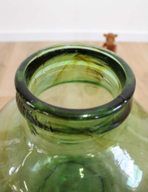 Grote groene vintage vaas. Glazen retro flesvaas