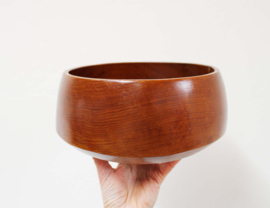 Houten vintage kom, schade aan rand. Ronde teakhouten retro schaal