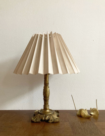 Vintage lampje op messing (?)voet. Kitsch tafellamp met plissé kap