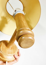 Houten vintage wandlamp met kap. Retro Wabi Sabi lampje