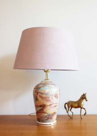Roze keramieken vintage lamp. Grote pastelkleurige tafellamp met kap.
