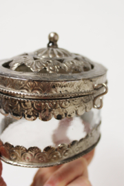 Glazen vintage bakje met zilverkleurig omhulsel. Oud potje met deksel