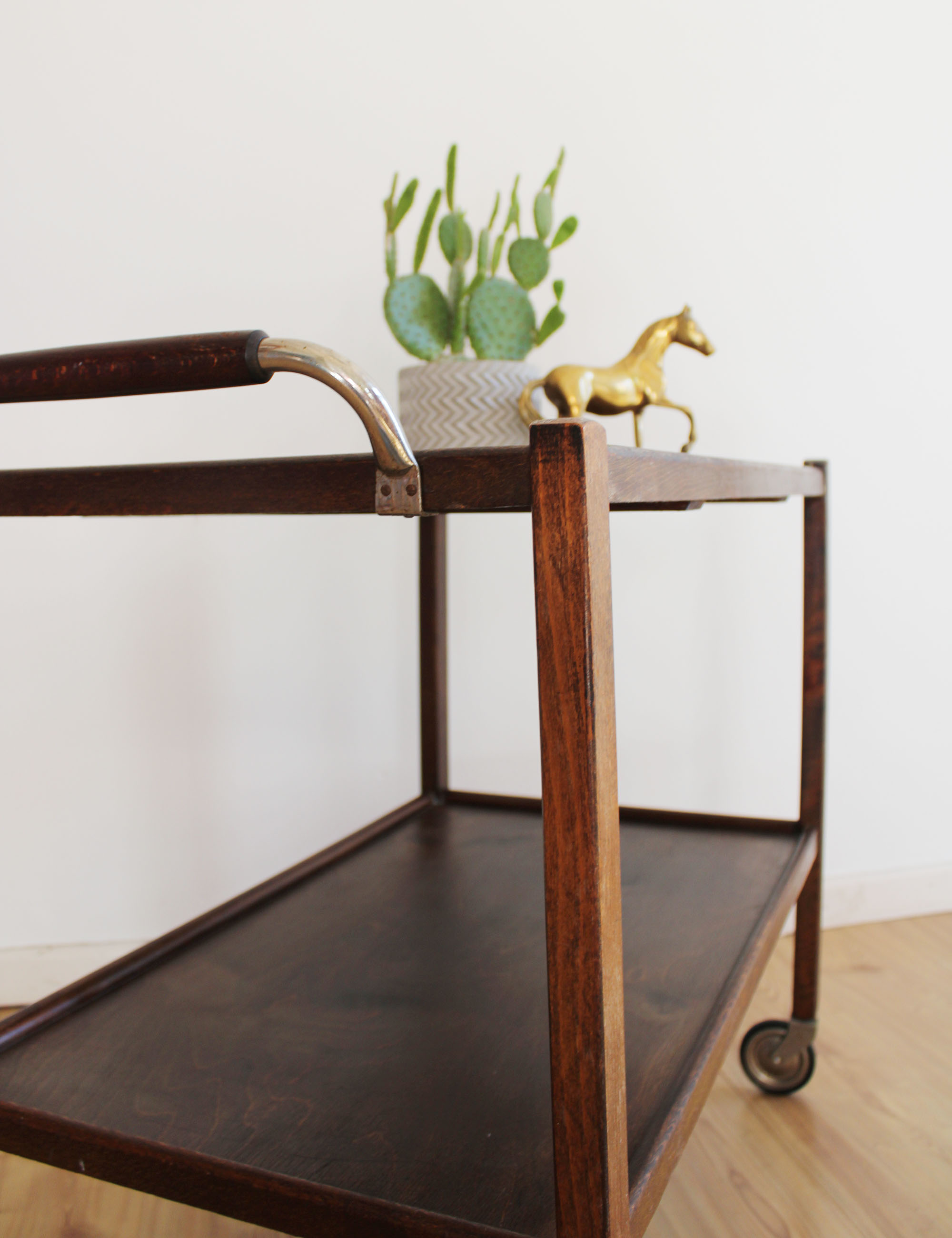 Houten vintage bijzettafel op wielen. Retro design trolley / sidetable
