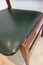 Houten vintage stoel met groen skai leer. Mid Century eetkamerstoel