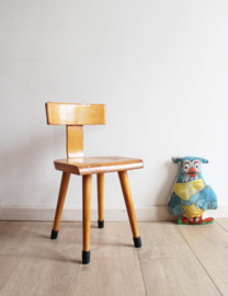 Houten vintage schoolstoeltje. Retro kleuter / peuter stoel - Schilte