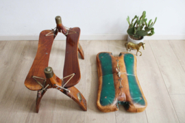 Vintage kamelenzadel kruk met lederen kussen. Houten Boho voetenbankje