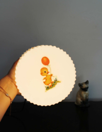 Schattig glazen plafondlampje met eendje. Vintage kinder lamp met dieren.