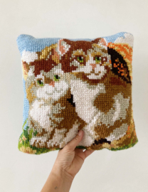 Vintage kussen met twee poesjes. Handgemaakt retro katten kussentje