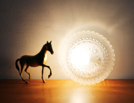 Vintage plafonnière van gebobbeld glas. Retro plafond / wand lamp