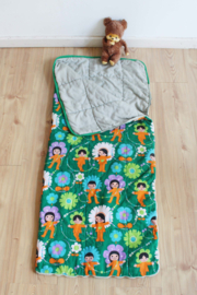 Koddige vintage slaapzak met rits. Retro sprei met bloemetjes en kinderen