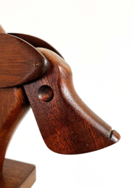 Houten vintage hondje. Retro Mid-century beeldje van een hond