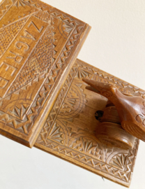 Houten vintage sigarettendoos met vogel.  Handgesneden doosje met mechanische vogel
