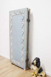 Antiek kamerscherm met blauw stof. Houten vintage roomdivider.