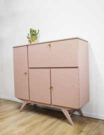 Houten vintage kast met barretje. Roze retro dressoir / secretaire