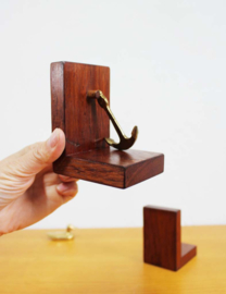 Set houten vintage boekensteunen met ankers en nautische presse papier.