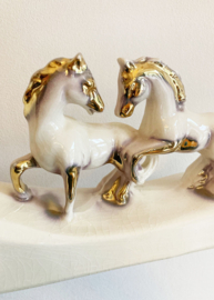 Vintage klokje met paarden. Aardewerk Art Deco klok / uurwerk