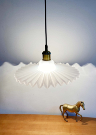 Wit vintage hanglampje van geribbeld glas. Glazen retro lampje