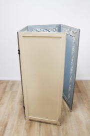 Antiek kamerscherm met blauw stof. Houten vintage roomdivider.
