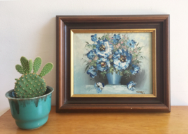 Klein blauw bloemstilleven in houten lijst. Olieverf schilderij op doek