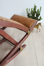 Vintage voetenbankje met cognac skai bekleding. Houten retro schommelbankje