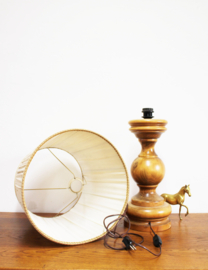 Grote houten vintage tafellamp met crèmekleurige kap. Retro lamp