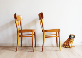 Set houten vintage cafe stoelen. Twee retro stoeltjes