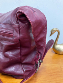Italiaanse rood lederen vintage handtas - Carol. Bordeauxrode leren schoudertas.