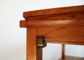 Houten vintage side table met blauwe tegels. Retro tafel