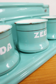 Vintage turquoise emaillen zand-zeep-soda rek. Origneel retro plankje met potten.