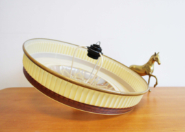 Vintage plafondlamp met houtlook details. Mid Century retro design lamp.