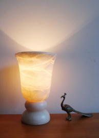 Kelk vormige tafellamp van albast. Vintage lamp in marmer look.
