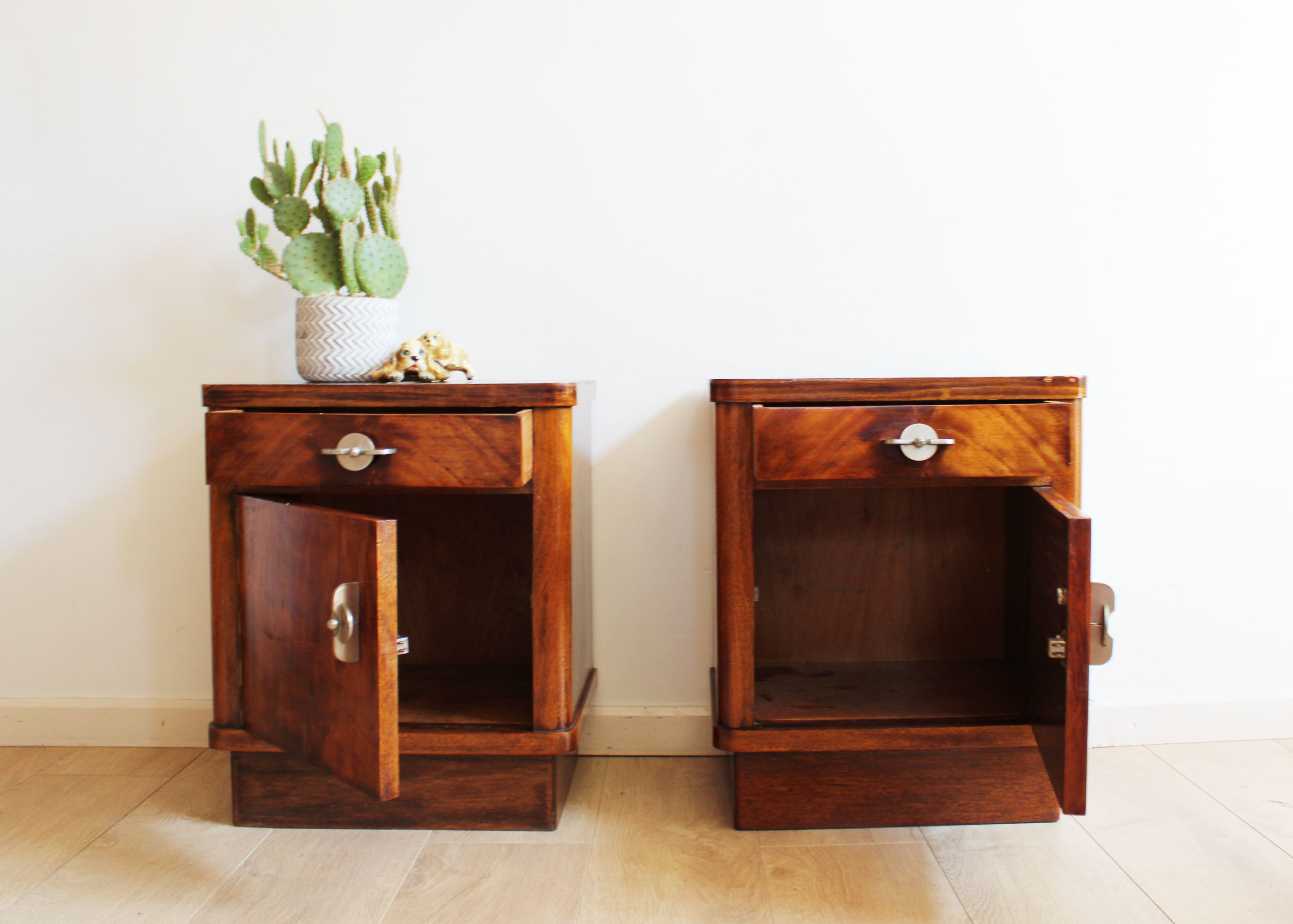 Set houten vintage nachtkastjes. Twee Art Deco stijl retro kastjes