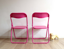 Knal roze klapstoelen.  Metalen retro stoeltjes/ tuinstoelen