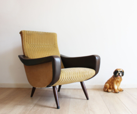 Te gekke vintage fauteuil op slanke pootjes. Retro Mid Century  design stoel