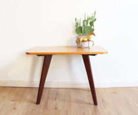 Vintage salontafel op schuine poten. Retro design tafel / side table