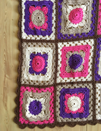 Kleurrijke gehaakte vintage sprei in o.a. paars en bruin.Handgemaakte retro deken