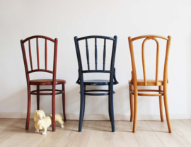 3 houten vintage stoelen, Thonet stijl. Set antieke cafe stoeltjes