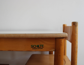 Houten vintage lessenaar met 2 stoeltjes. Retro Schilte tafel met schoolstoelen