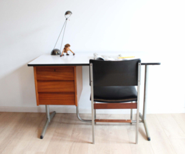 Tof vintage bureau met stoel. Hout / metalen retro werktafel met schoolstoel