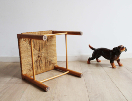 Houten vintage krukje met gevlochten zitting. Retro / boho bankje