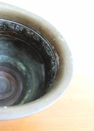 Goudkleurige antieke koperen pot. Oude vintage bloempot