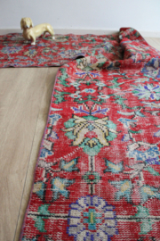 Oosterse rode vintage loper. Lang Boho tapijt / vloerkleed met bloemen
