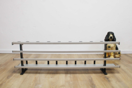 Brede vintage kapstok van metaal. Retro  design wandkapstok