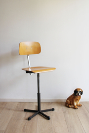 Industriële retro tekenstoel. Vintage atelier / werkplaats stoel