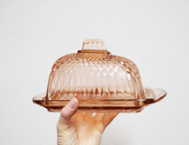 Vintage botervloot van roze glas. Art Deco stijl kaasstolp