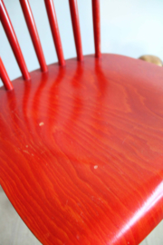Rode vintage spijlenstoel. Houten retro stoel met Scandinavisch tintje
