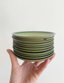 Groene vintage taartschaal met gebaksbordjes. Set aardewerk retro bordjes.
