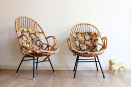 Set rotan vintage Rohé stoelen. Rieten retro fauteuils met gebloemde kussens.