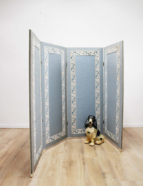 Antiek kamerscherm met blauw stof. Houten vintage roomdivider.