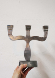 Vintage Brutalist kandelaar. Retro design kaarsenhouder